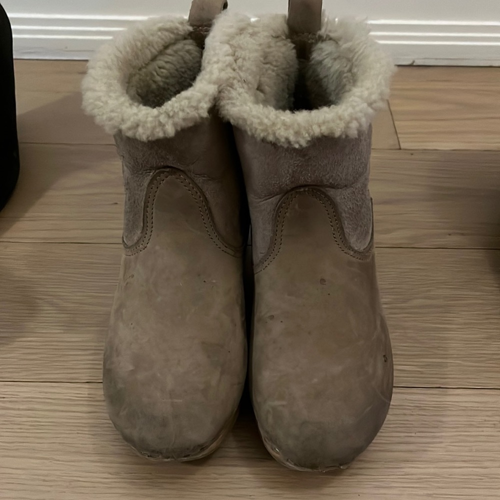 No. 6 size 41 (American size 9 women) shearling lined in taupe